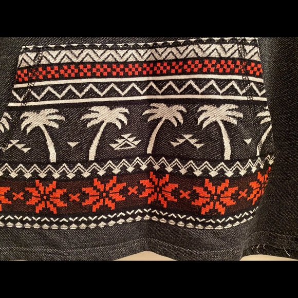 Hoodie w/ Pocket Design - Picture 2 of 3